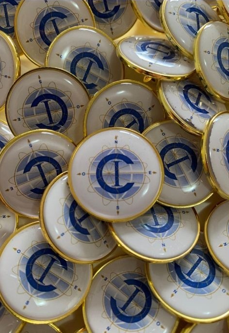 Pines y llaveros personalizados